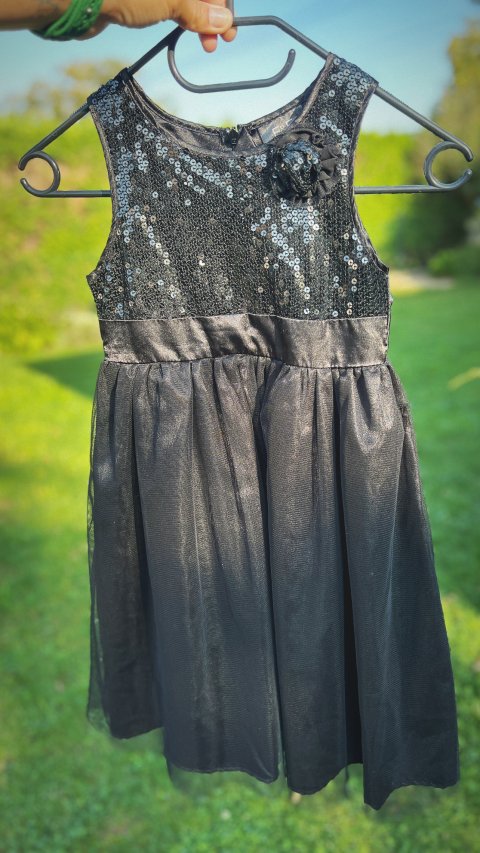 Černé šatičky s glitry